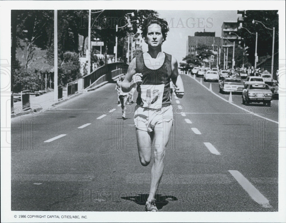 1986 Press Photo Michael Douglas stars in &quot;Running&quot;. - Historic Images