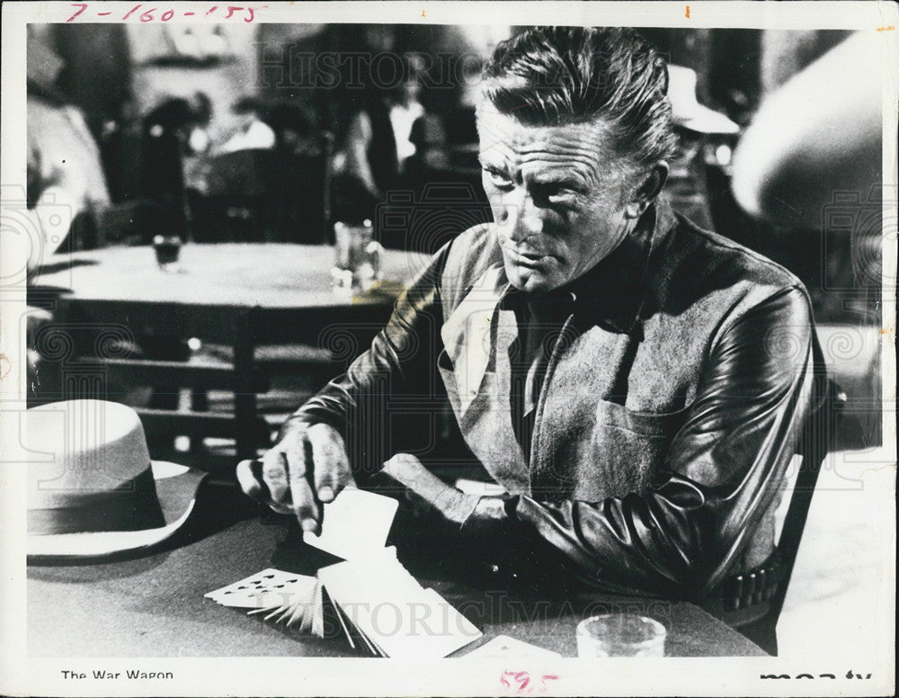 1972 Press Photo Kirk Douglas In The Movie War Wagon Plays Cards - Historic Images
