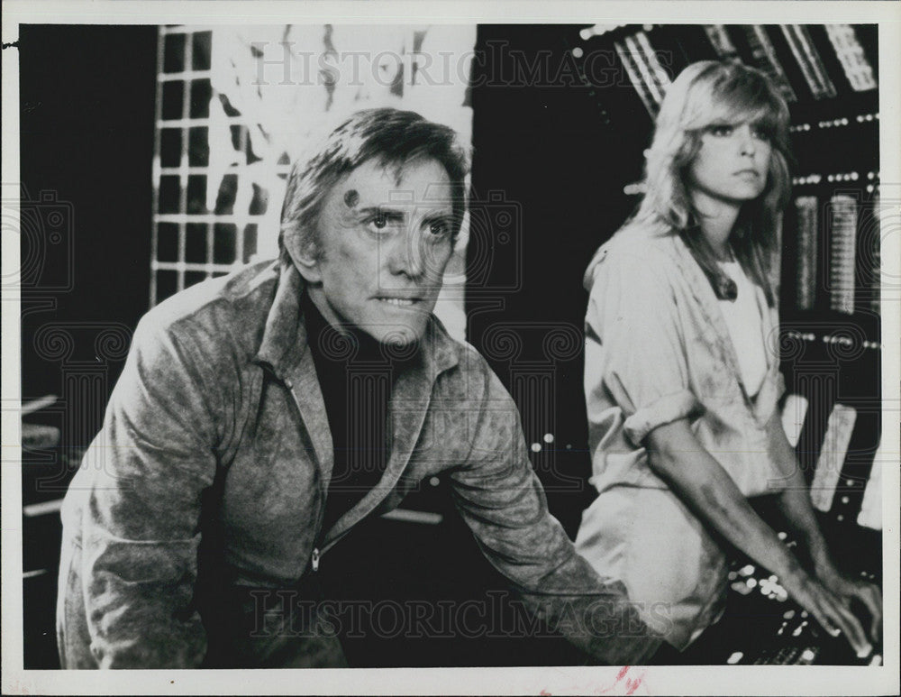 1985 Press Photo Kirk Douglas And Farrah Fawcett In &quot;Saturn 3&quot; - Historic Images