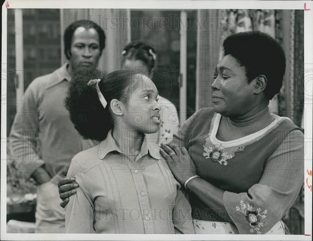 1975 Press Photo Esther Rolle, Tina Andrews, and John Amos in TV&#39;s &quot;Good Times&quot; - Historic Images