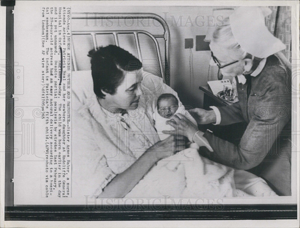 Press Photo Patricia Neal gives birth in Oxford, England. - Historic Images