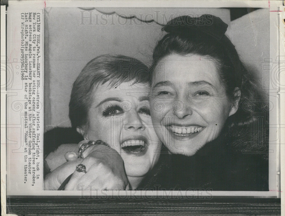 1968 Press Photo Angela Lansbury and Patricai Neal hug each other. - Historic Images