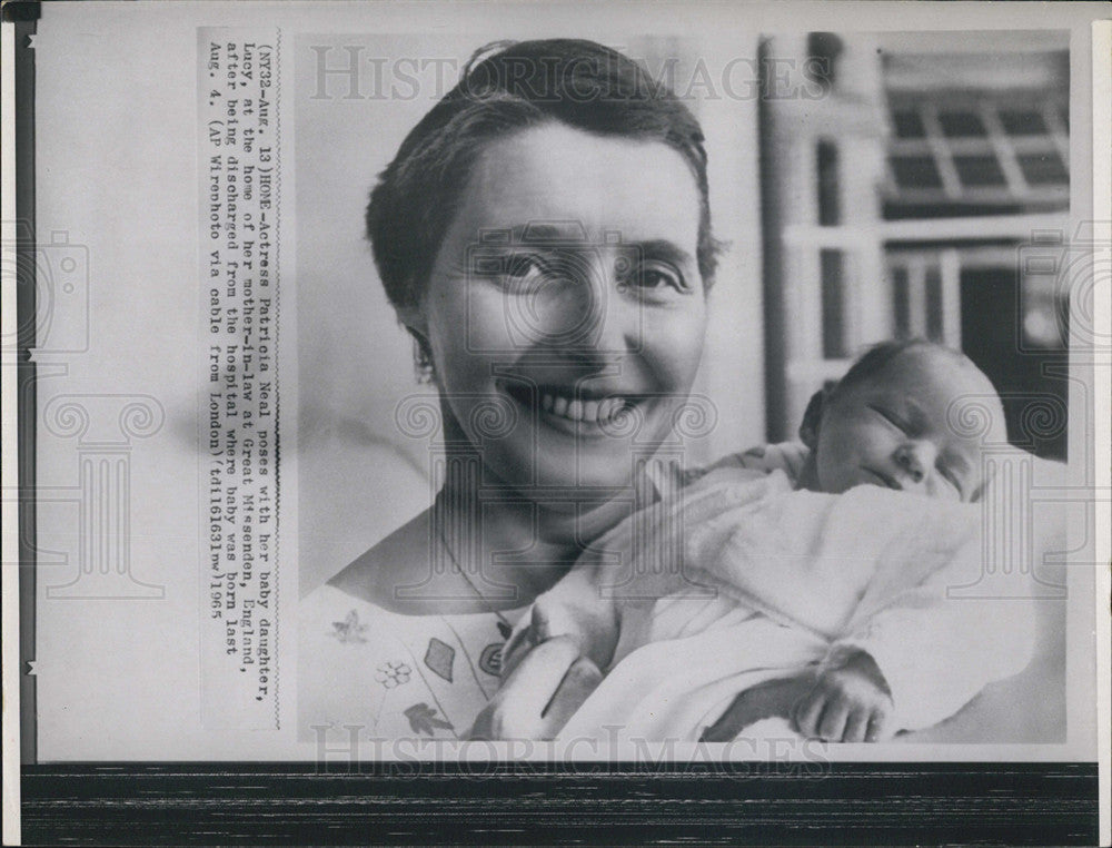 1965 Press Photo Patricia Neal poses with daughter Lucy. - Historic Images