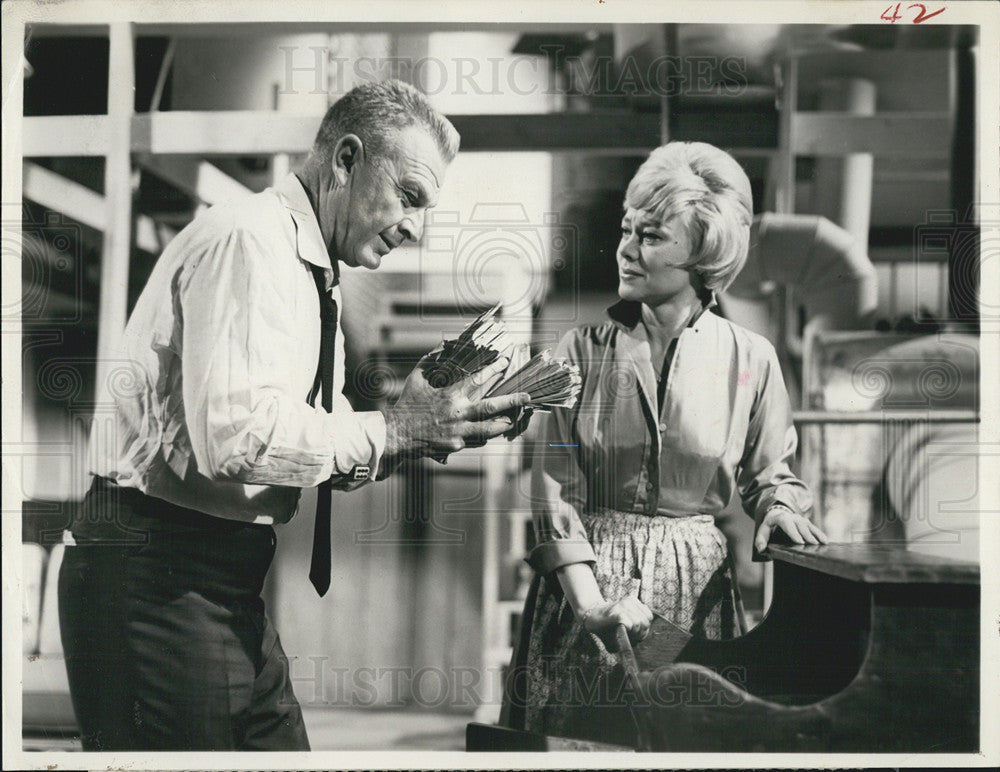 1963 Press Photo Eddie Albert And Glynis Johns In Windfall on Du Pont Show Of - Historic Images