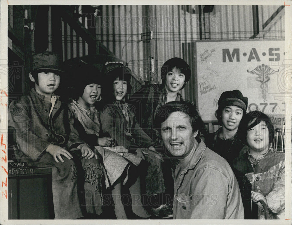 1976 Press Photo Hawkeye Alan Alda Korean Orphans M*A*S*H - Historic Images