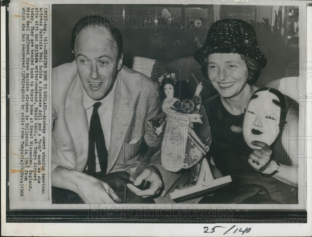 1966 Press Photo Patricia Neal Actress Raold Dahl Husband Japanese Doll Mask - Historic Images