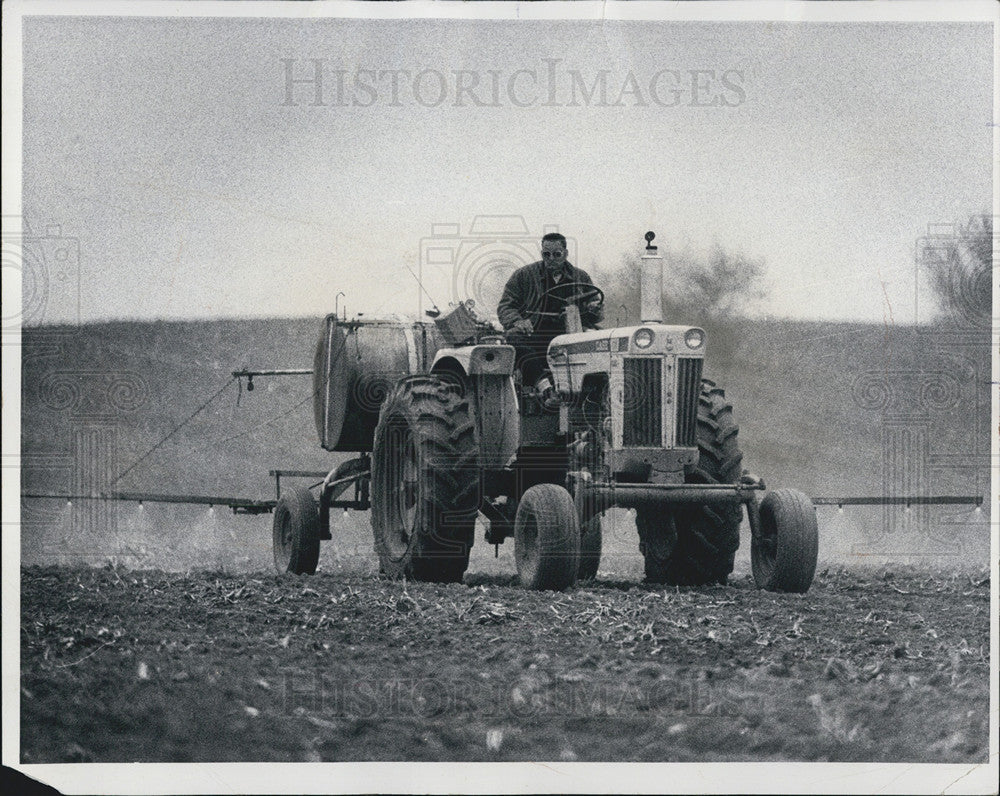 1976 Press Photo Farmer Sprays Fertilizer On Field Kane County Illinois - Historic Images