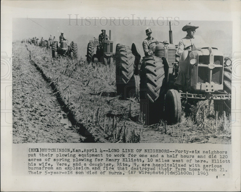 1963 Press Photo Neighbor Farmers Plow Fields Henry Elliott Explosion Fire - Historic Images