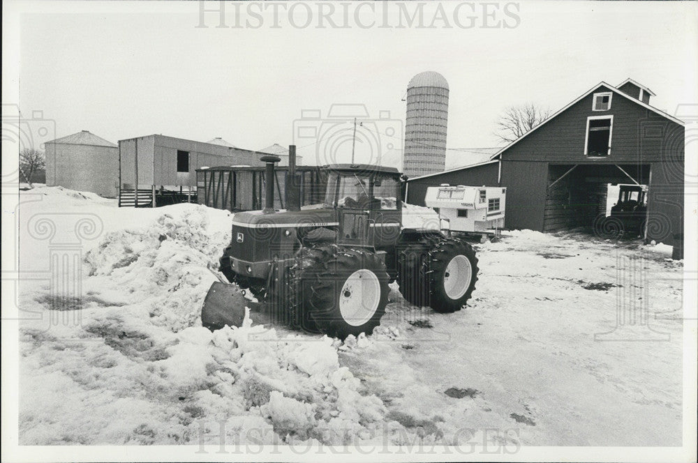 1979 Press Photo Jack Davidson Moves Snow With 8 Wheel Tractor - Historic Images