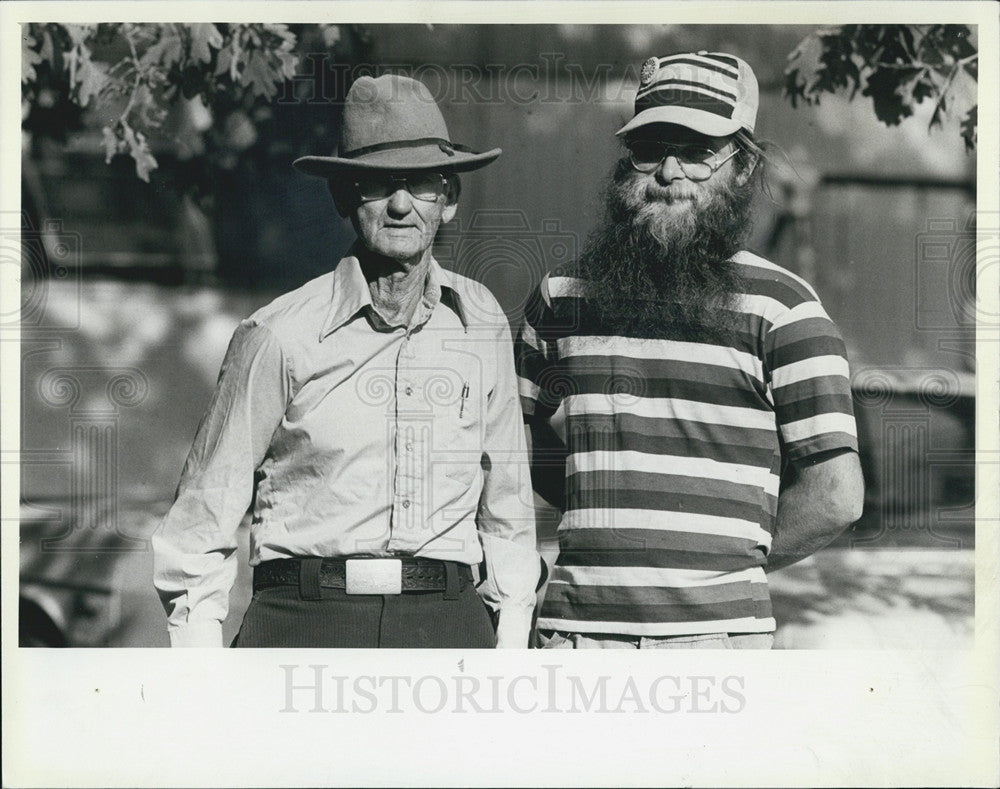 1981 Press Photo Homer Saunders Helped Rookies Farm Land In Summertown TN - Historic Images