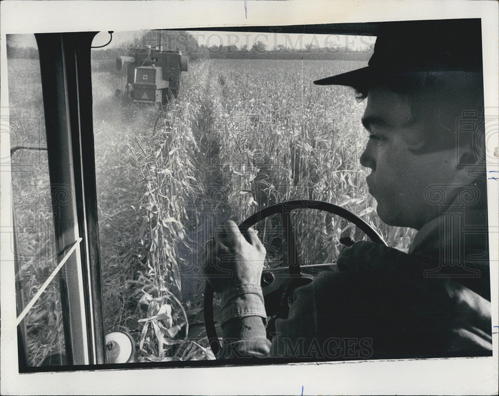 1976 Press Photo Mike Reints, Corn Harvest - Historic Images