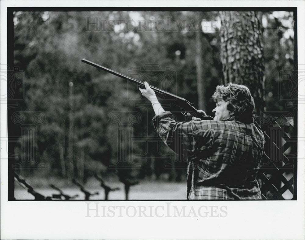 1991 Press Photo Lucy Morgan gets ready for first day of hunting season - Historic Images