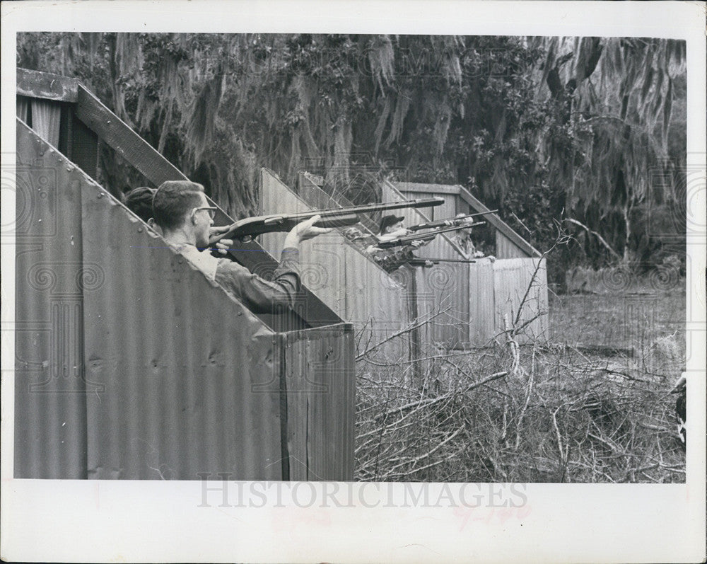 1966 Press Photo Firing from a blind as ducks fly by - Historic Images