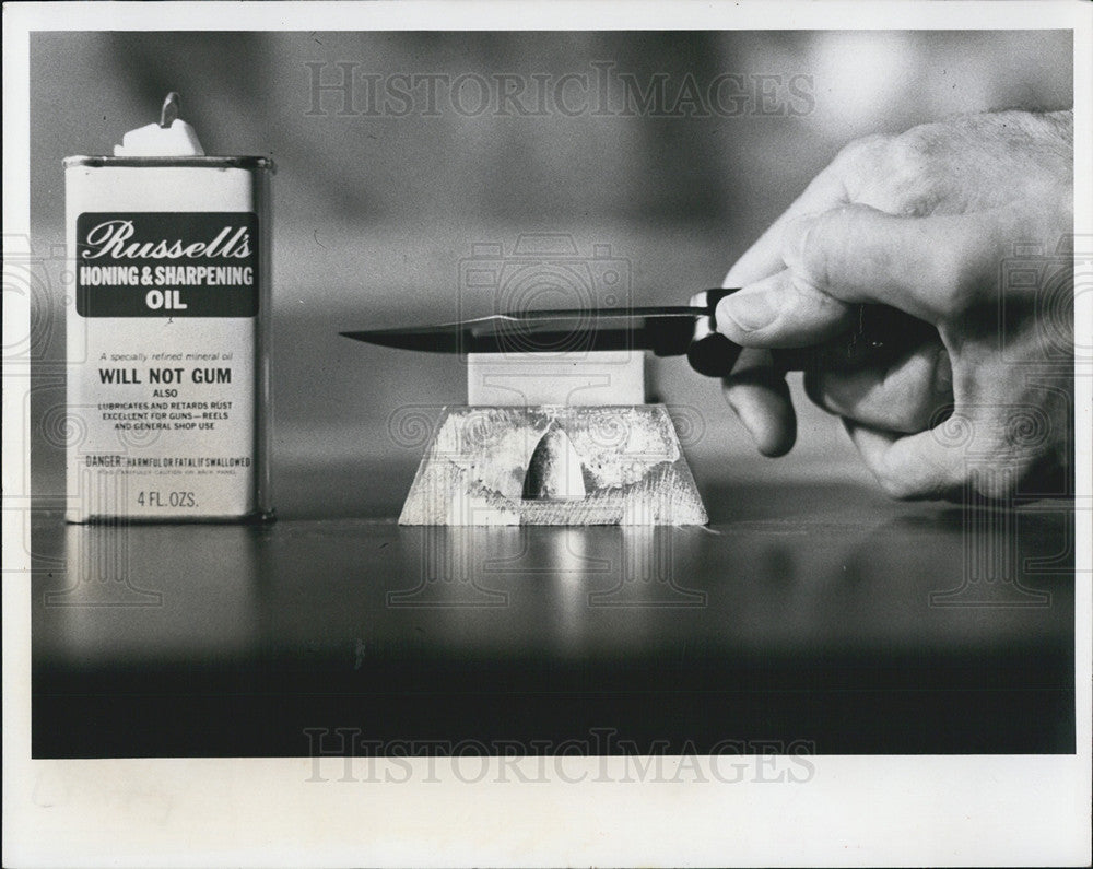 1982 Press Photo Sharpening Knife Arkansas Oilstone - Historic Images