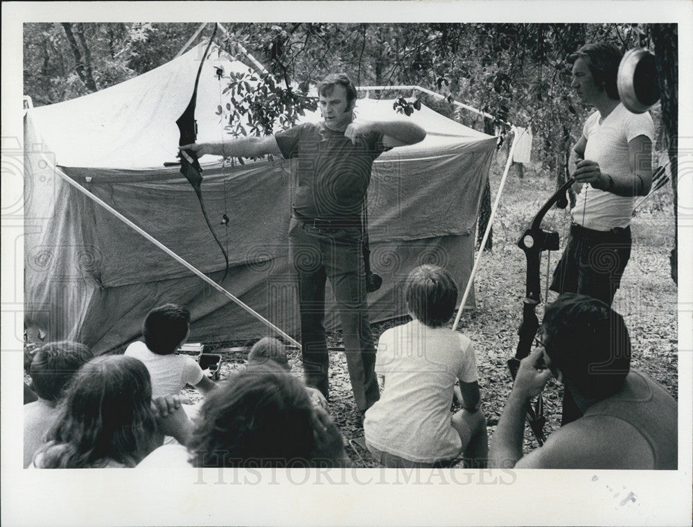 1973 Press Photo Frank Scott, John Howell, Boy Scouts, Bow Instruction - Historic Images