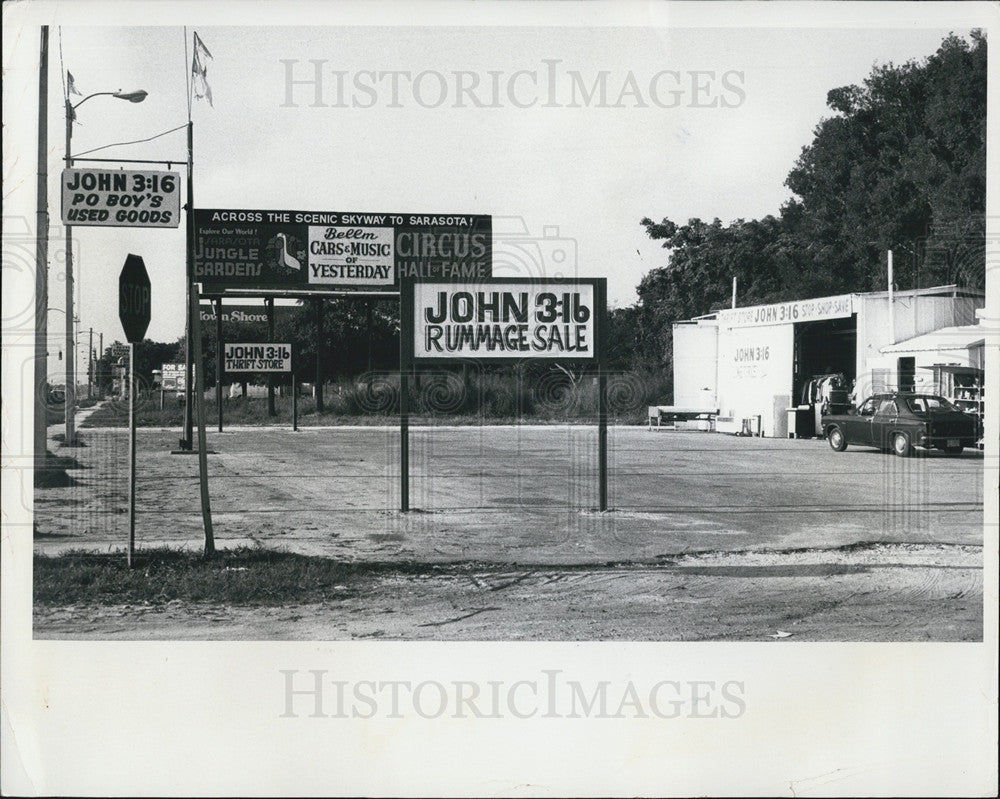 1975 Press Photo John 3:16 Po Boy&#39;s Used Goods, Rummage Sale - Historic Images