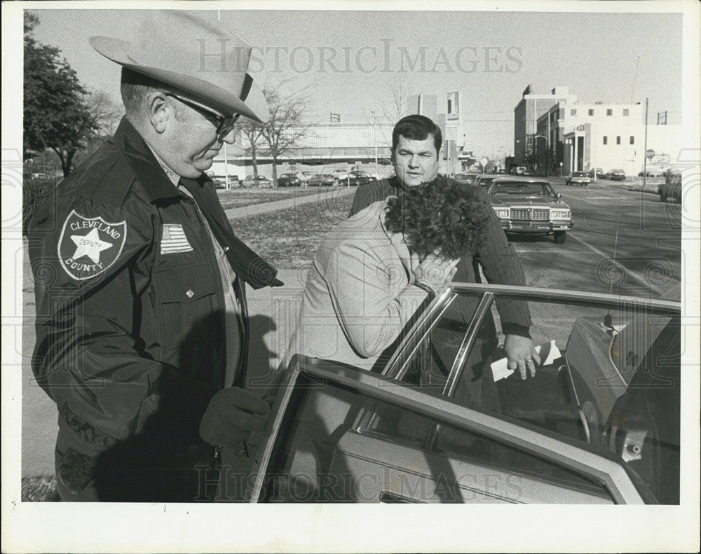 1978 Press Photo Person Arrested by Cleveland County Sheriff Deputy - Historic Images