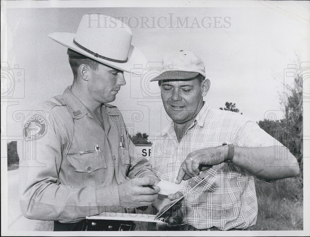 1979 Press Photo Man Getting Ticket Paul Joyner &amp; Earl Fox - Historic Images