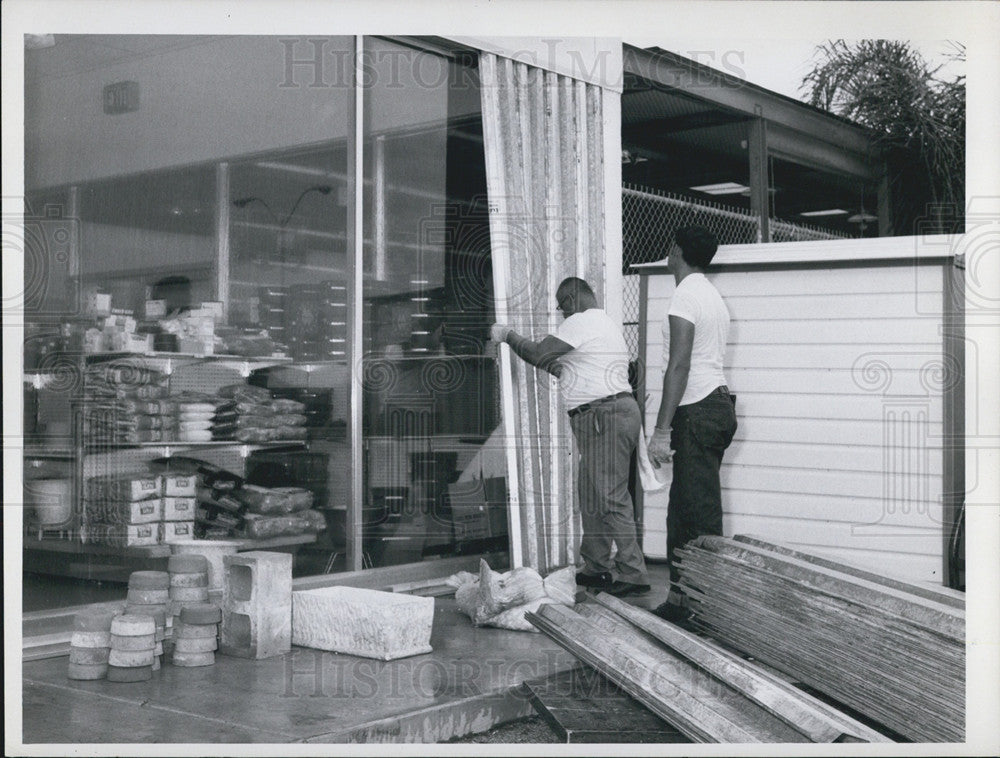 1968 Press Photo People Building in front of a store - Historic Images