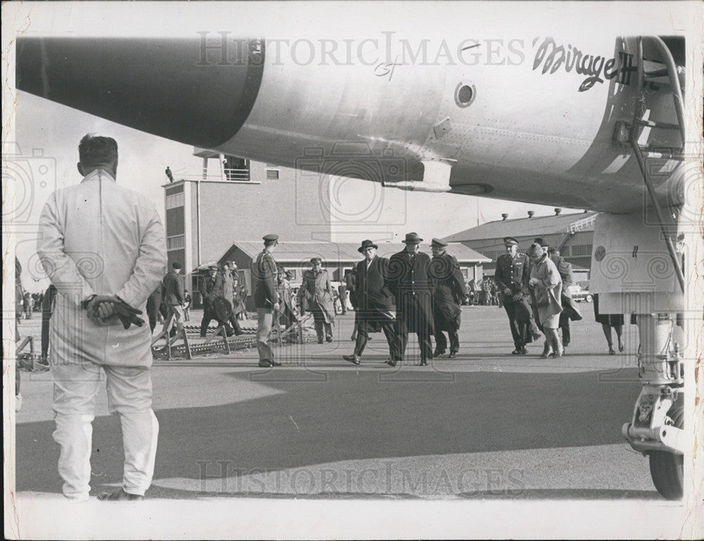 1963 Press Photo Prime Minister Hendrick Verwoerd looks over a Mirage Supersonic - Historic Images