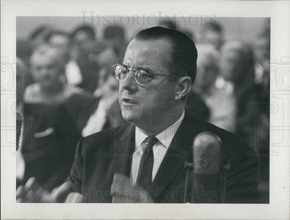 Press Photo Man giving report to a committee - Historic Images