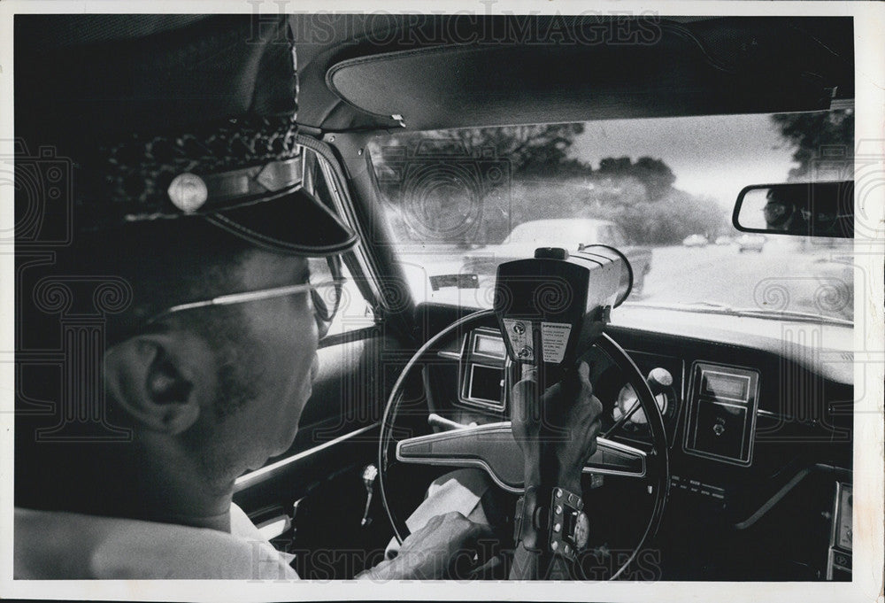 1974 Press Photo St. Petersburg Police Officer Radar Gun - Historic Images