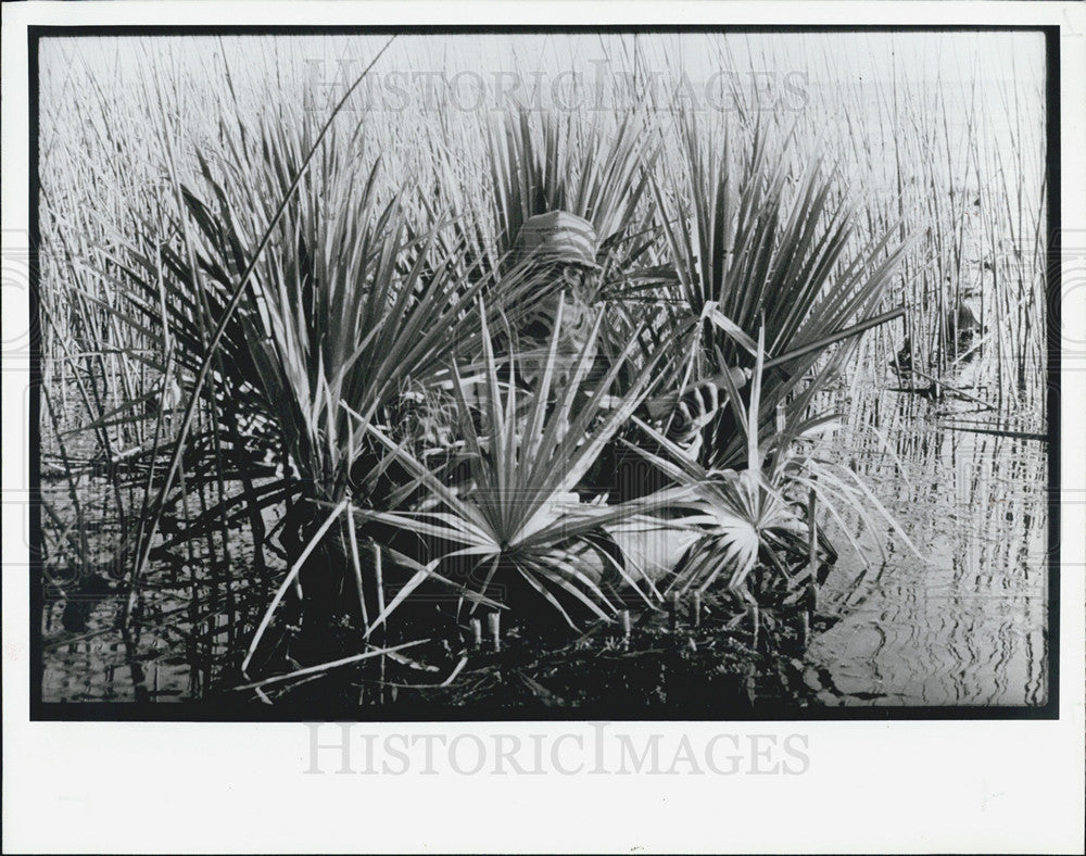 1991 Press Photo Hunter Camouflaged Inner Tube - Historic Images