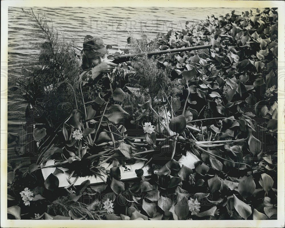 Press Photo St. Pete&#39;s Fred Archibald gets ready for duck season. - Historic Images