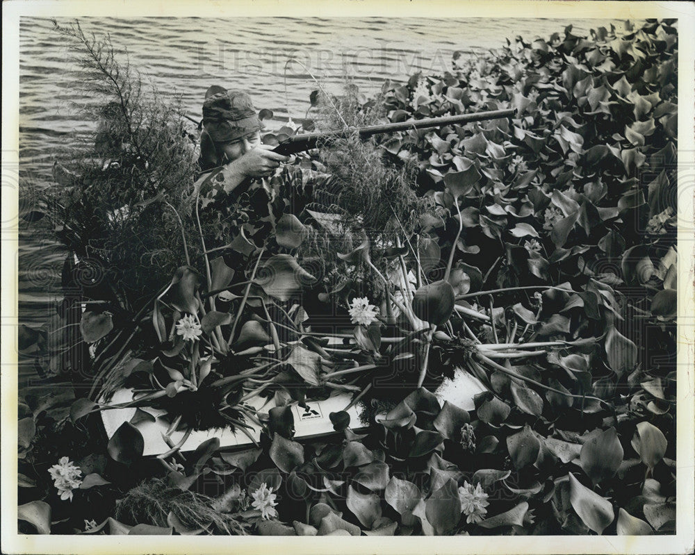Press Photo St. Pete's Fred Archibald gets ready for duck season. - Historic Images