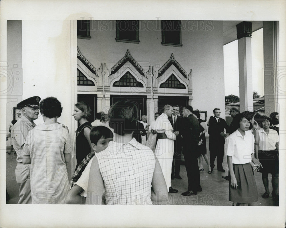 1968 Press Photo Worshipers Leave Roman Catholic Holy Redeemer Church Bangkok - Historic Images