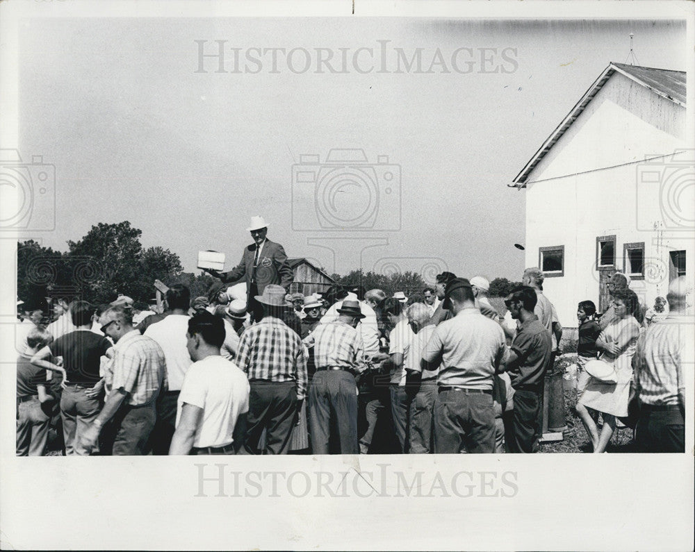 1977 Press Photo Farm Auction Perry County Ohio - Historic Images