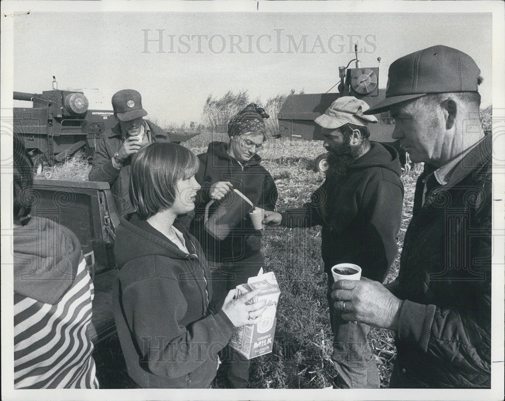 1976 Press Photo Liz Jim Sally Reints Farming Family Harvest Pete Belv ...