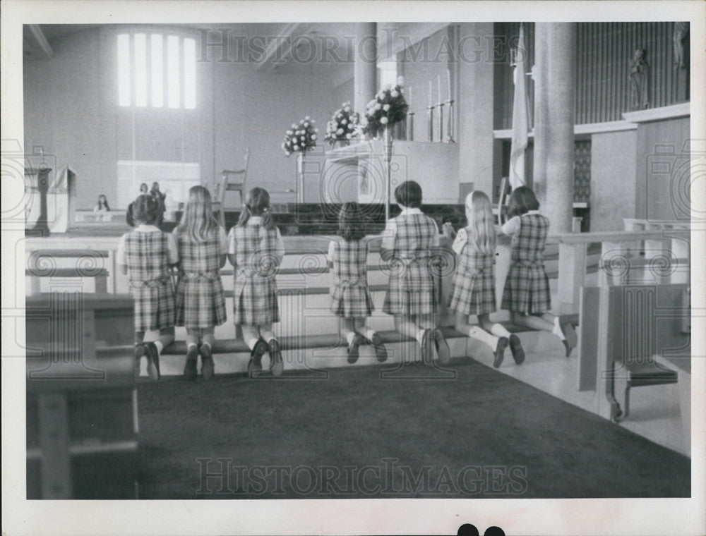 1970 Press Photo Girls from St. Jude&#39;s School kneel in prayer - Historic Images