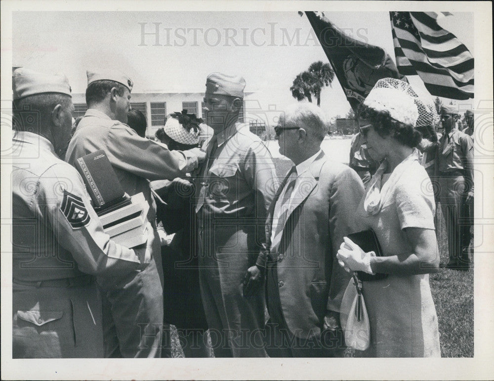 1968 Press Photo Maj. Reece J. Woodard USMC Ret. receives Navy Commendation - Historic Images