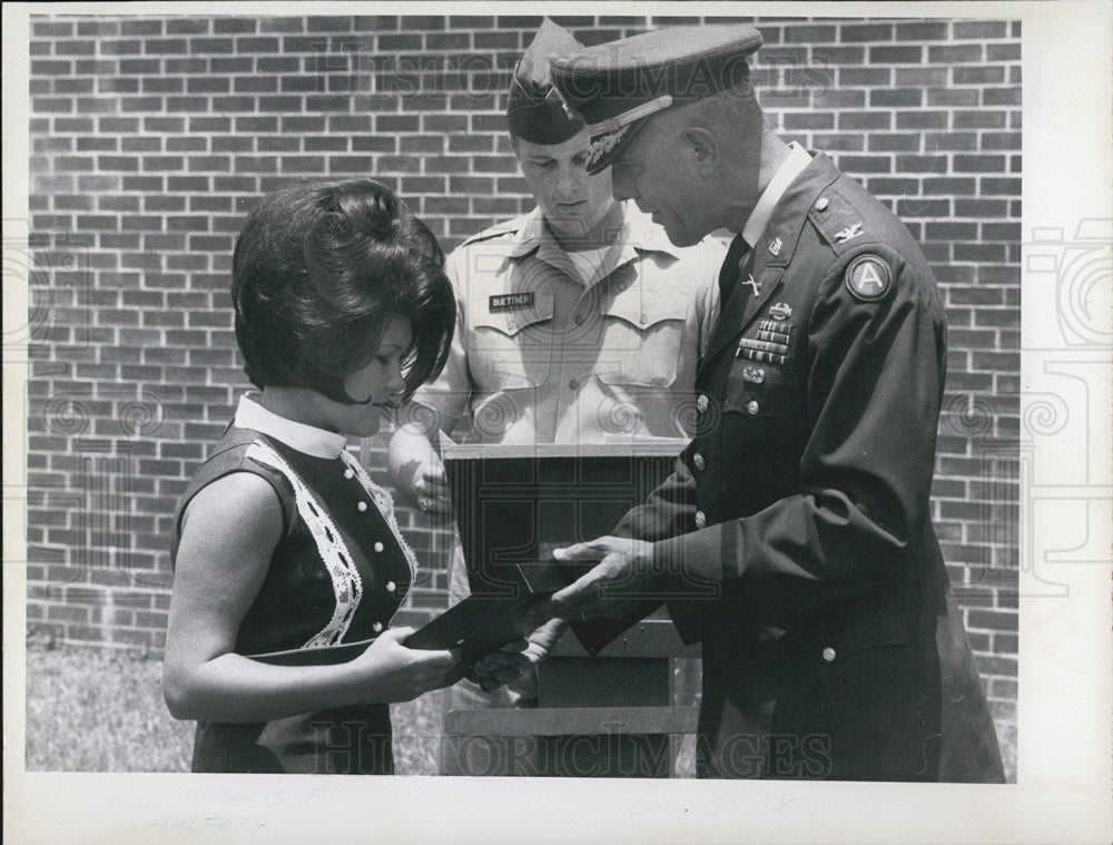 1969 Press Photo service men awarded medals - Historic Images