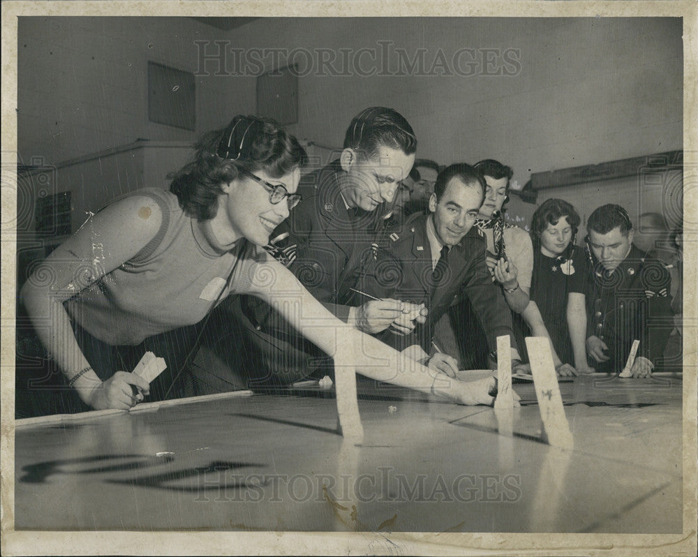 1952 Press Photo Dorothy Marshall Capt. Patrick J. O&#39;Donbell plotting enemy - Historic Images