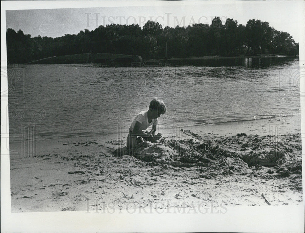 1976 Press Photo Patrick Gufford builds sandcastles on the beach of Withlacooche - Historic Images