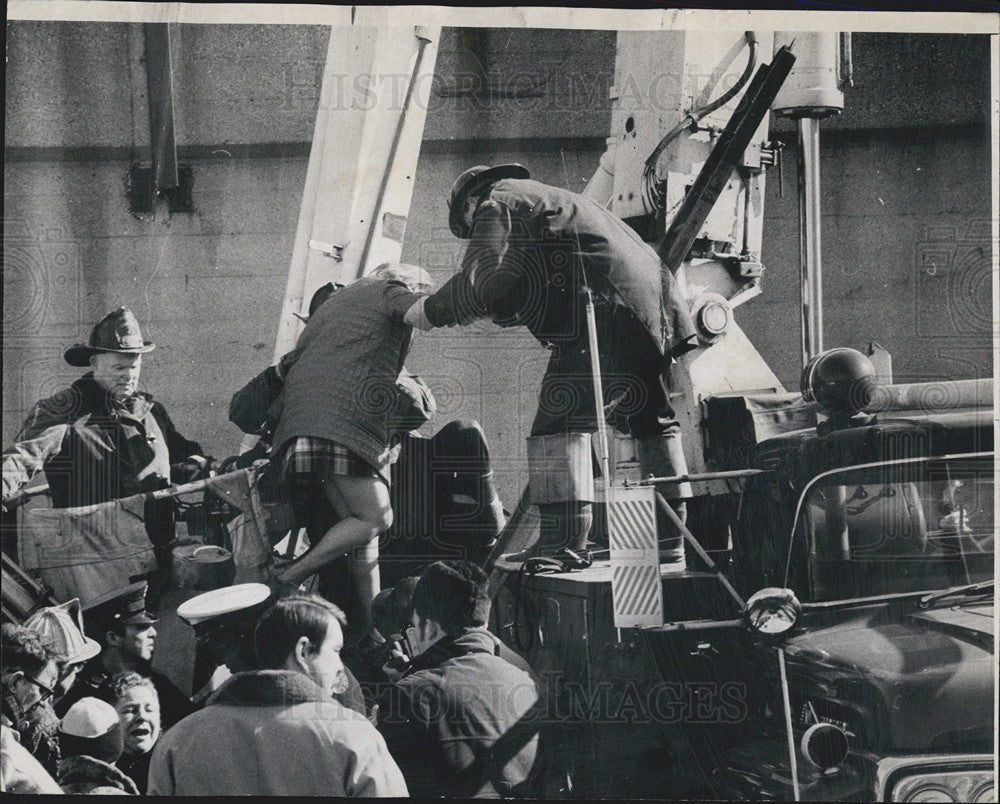 1970 Press Photo Firemen taking out injured passengers from the L train - Historic Images