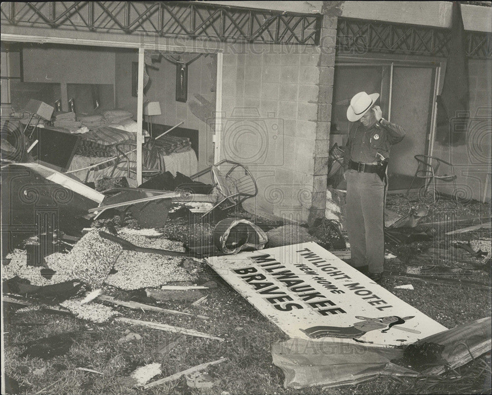 1958 Press Photo Tornado Destroyed Twilight Hotel Milwaukee Braves Trooper Dick - Historic Images