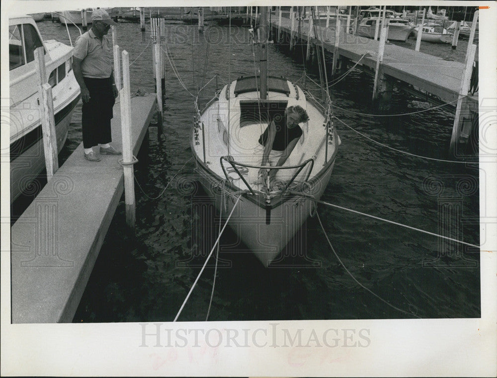 1968 Press Photo Person Ties Up Boat St. Petersburg Florida Preparation - Historic Images