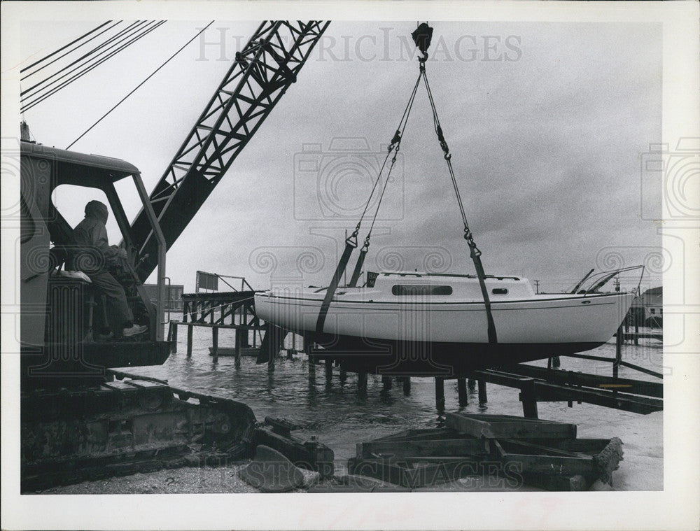 1986 Press Photo Rayboro Marine Boat Crane St. Petersburg Florida - Historic Images