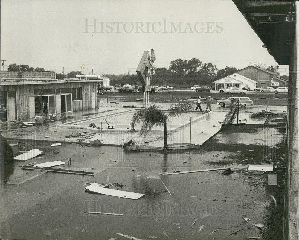 1958 Press Photo Debris Tornado Strike Motel - Historic Images