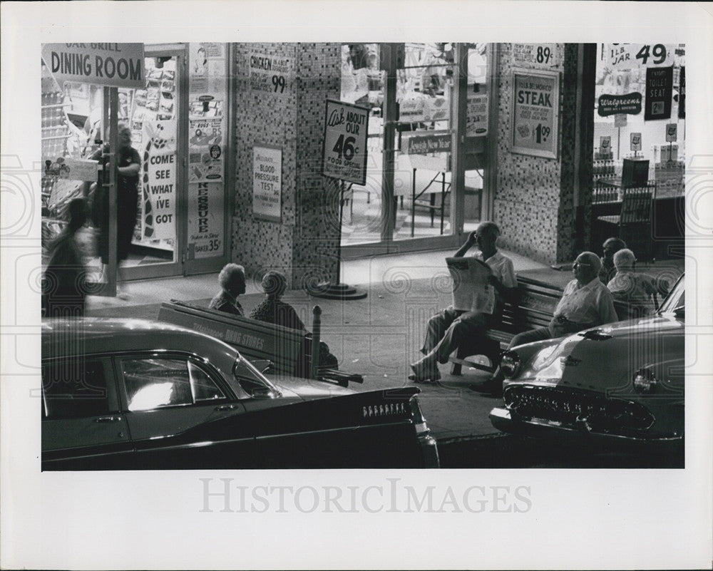 Press Photo People On Benches St. Petersburg Florida - Historic Images