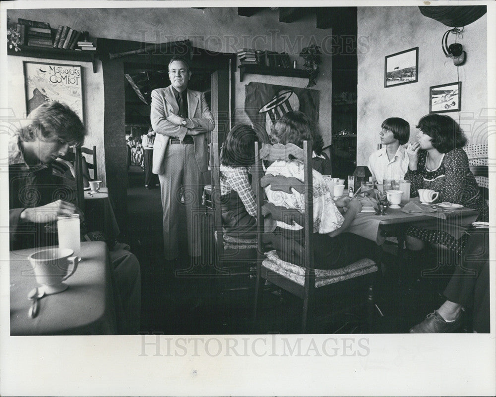 1977 Press Photo Joe Green Technical writer Kennedy Space Center - Historic Images