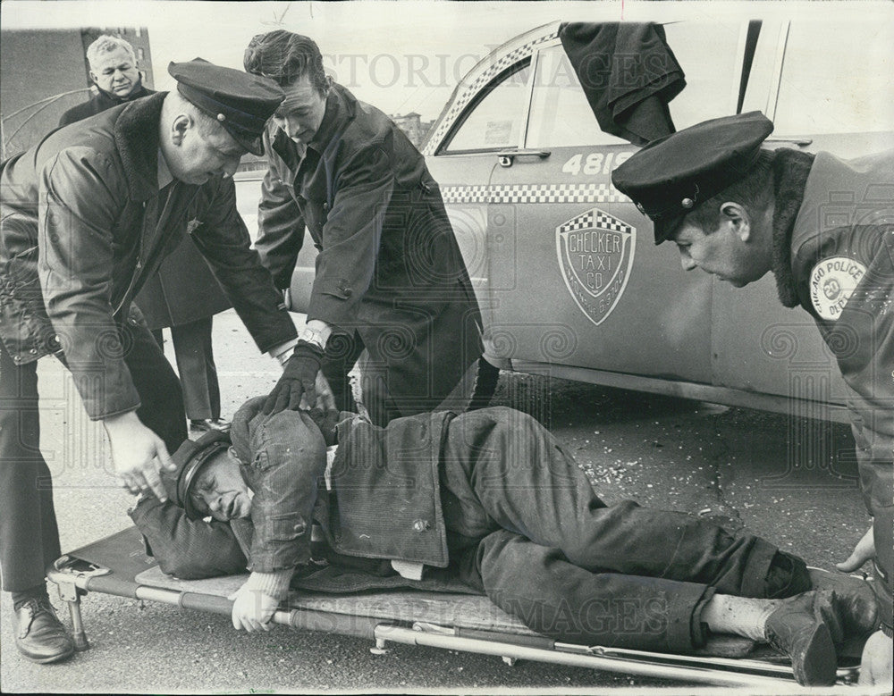 1966 Press Photo Cab Driver being removed at Accident Chicago Area - Historic Images
