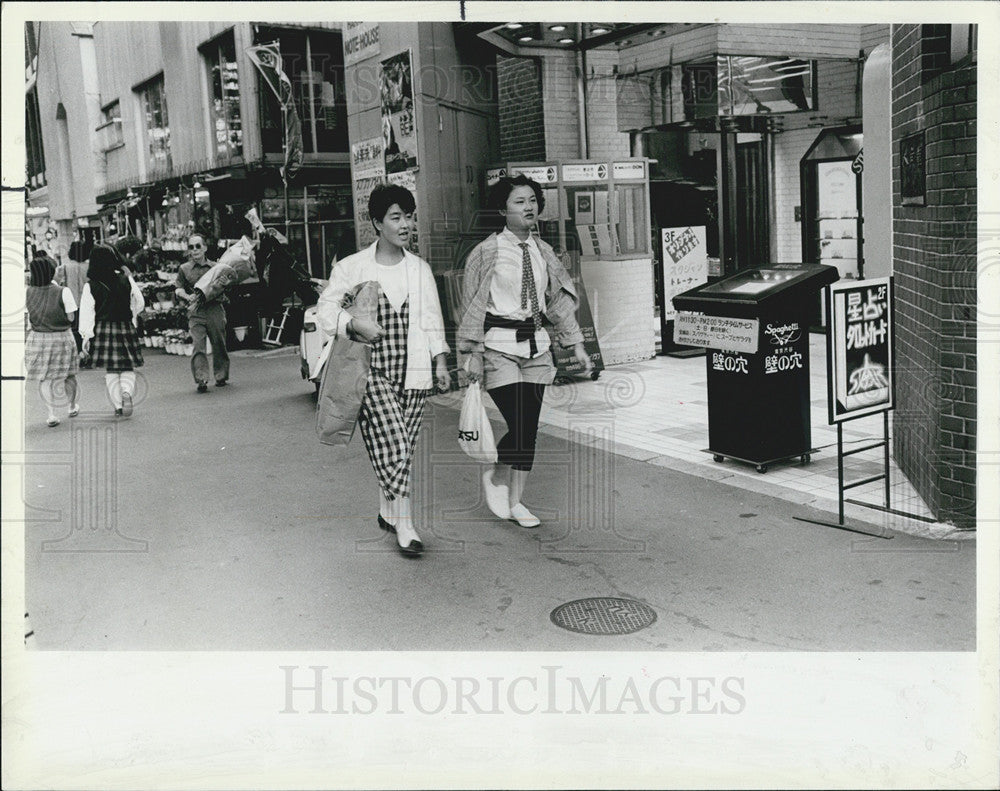 1984 Press Photo City Japan Toyko Streetwear fashion - Historic Images