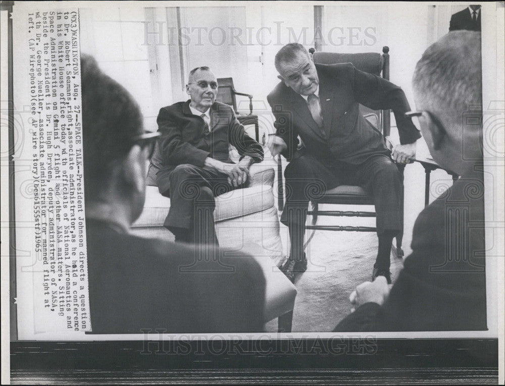 1965 Press Photo President Lyndon B Johnson, Dr Robert Seamans, , NASA Officials - Historic Images