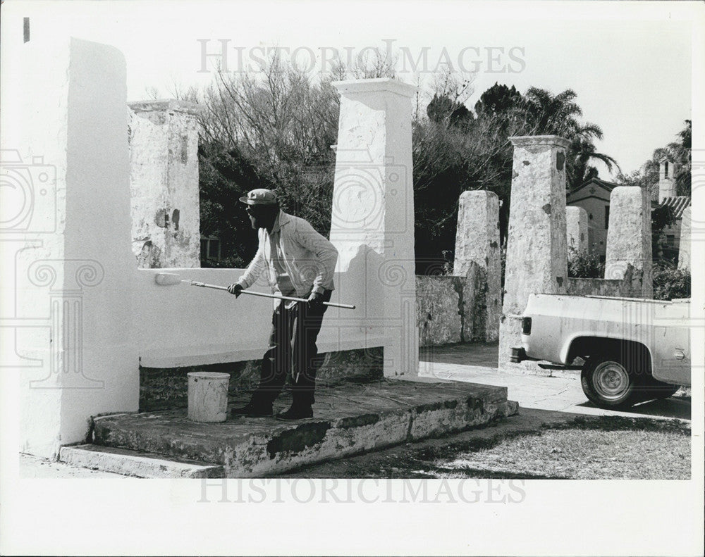 1984 Press Photo Samuel Straughter Leisure Services Department Paints Stonehenge - Historic Images