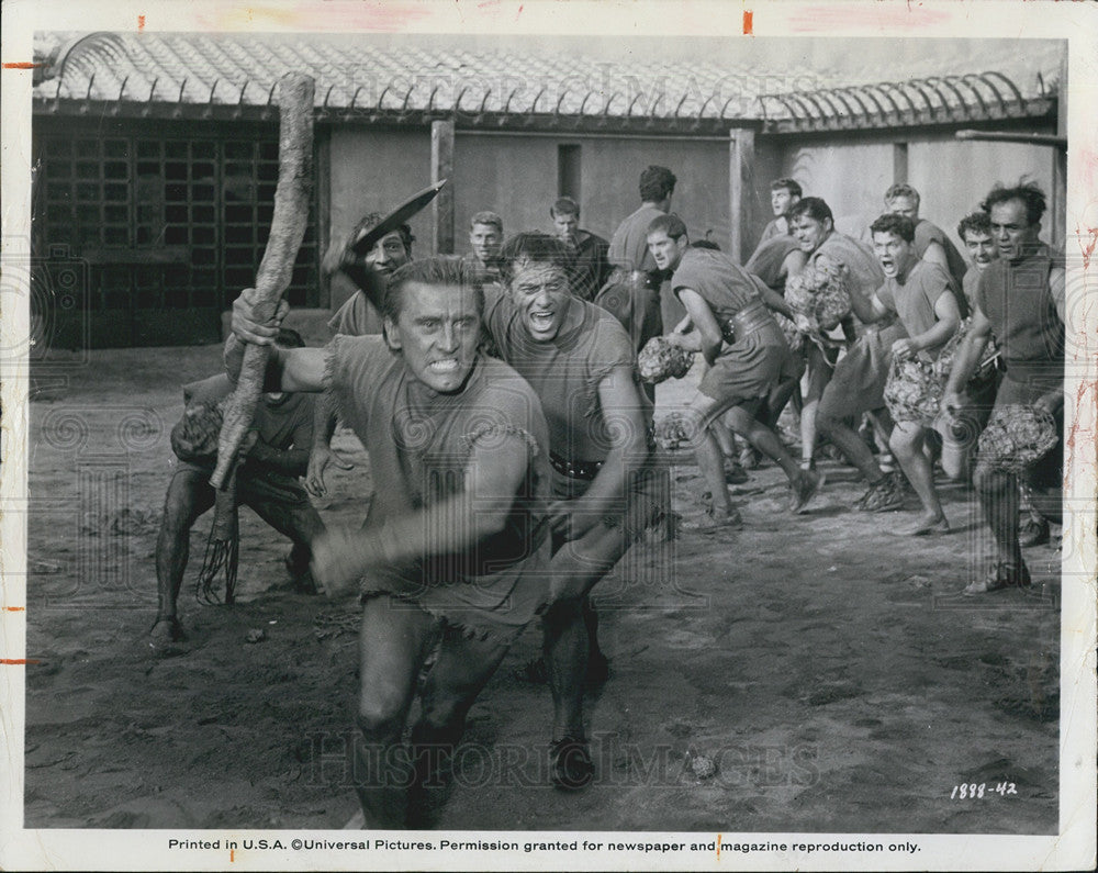 1967 Press Photo COPY Kirk Douglas And John Ireland Run Screaming In Spartacus - Historic Images