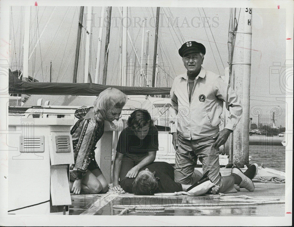 1970 Press Photo Ruta Lee Butch Patrick All Flags Flying - Historic Images